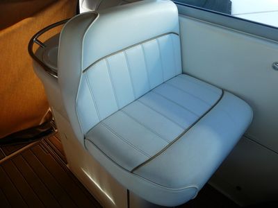 1998 Sea Ray 330 Sundancer — photo 9 view