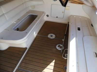 1998 Sea Ray 330 Sundancer — detail view