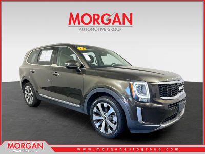 2022 Kia Telluride S in Moss — front three-quarter view
