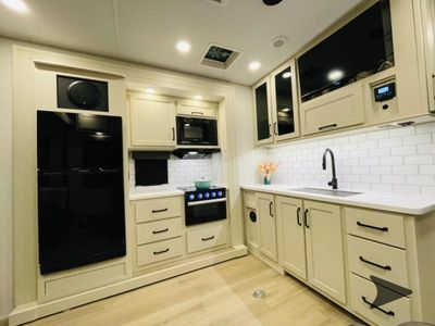 2026 Grand Design Momentum G-Class - Photo 6