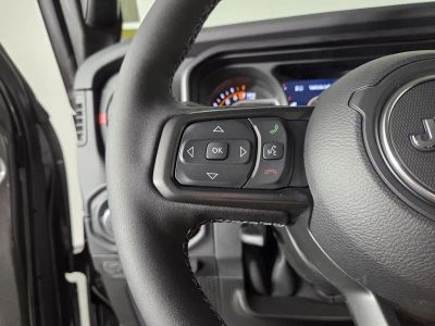 2026 Jeep Gladiator — photo 16 view
