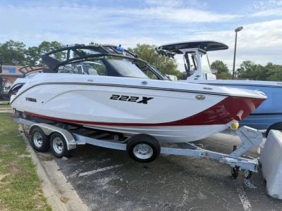 2026 Yamaha Boats 222XE — front three-quarter view