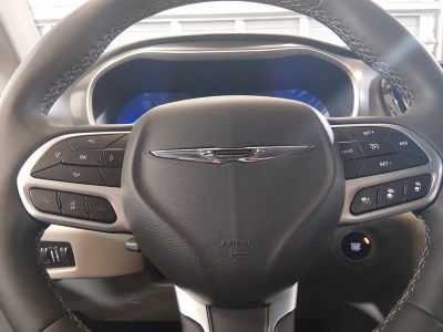 2024 Chrysler Pacifica — photo 12 view