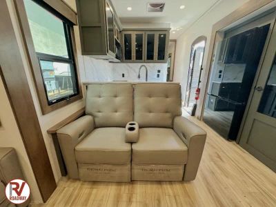 2027 Montana High Country 391TB — photo 18 view