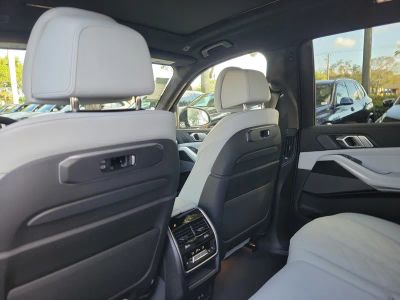 2026 BMW X7 — photo 9 view