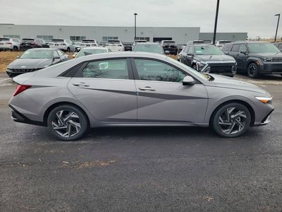 2025 Hyundai Elantra Hybrid Limited - Photo 3