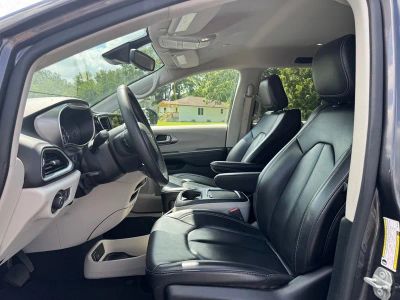 2023 Chrysler Pacifica — detail view
