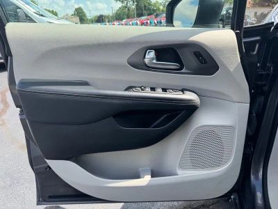2023 Chrysler Pacifica — side profile view