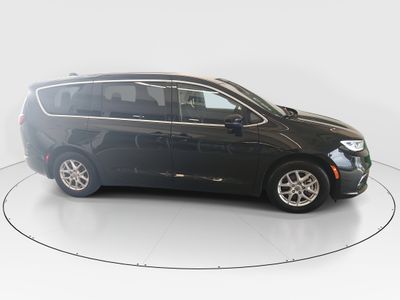2023 Chrysler Pacifica — photo 8 view