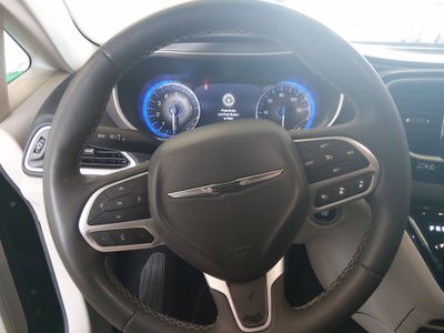 2023 Chrysler Pacifica — photo 12 view