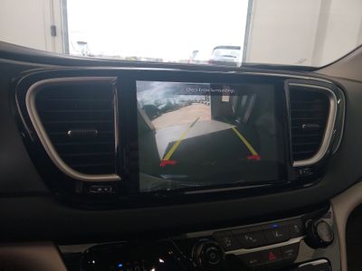 2023 Chrysler Pacifica — photo 16 view