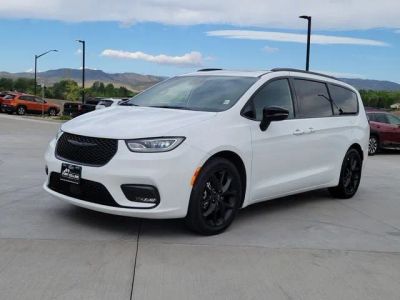 2025 Chrysler Pacifica Limited in Other — front three-quarter view