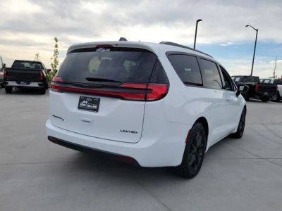 2025 Chrysler Pacifica — detail view