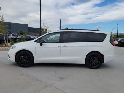 2025 Chrysler Pacifica — side profile view