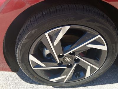 2025 Hyundai Elantra — photo 10 view