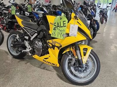 2025 Suzuki GSX-8R — front three-quarter view