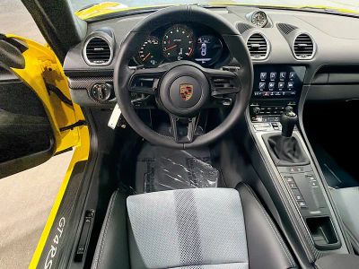 2025 Porsche 718 Cayman — photo 16 view