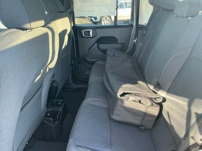 2026 Jeep Gladiator — photo 17 view