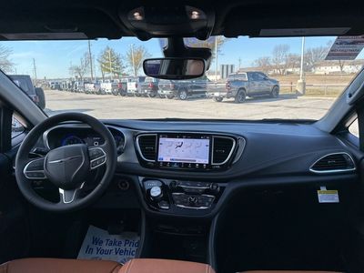 2026 Chrysler Pacifica — photo 13 view