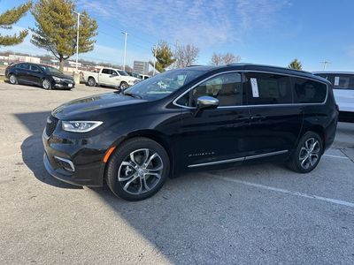 2026 Chrysler Pacifica — photo 11 view