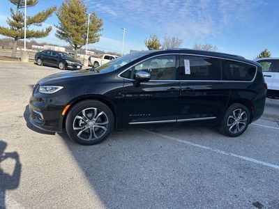 2026 Chrysler Pacifica — photo 9 view