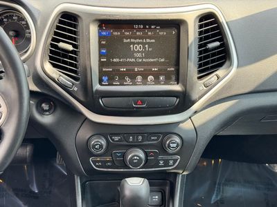 2018 Jeep Cherokee Latitude Plus — photo 17 view