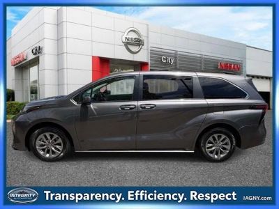 2022 Toyota Sienna — detail view