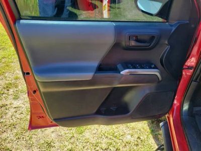 2021 Toyota Tacoma — photo 8 view