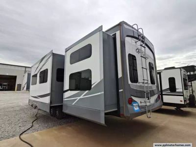 2019 Highland RV 427BHS — interior view