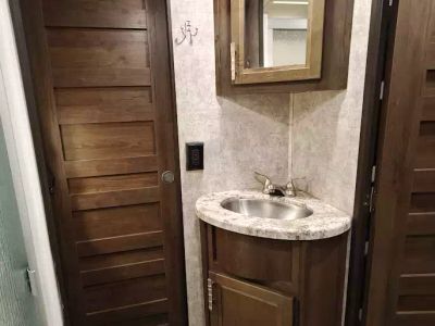 2019 Highland RV 427BHS — photo 39 view