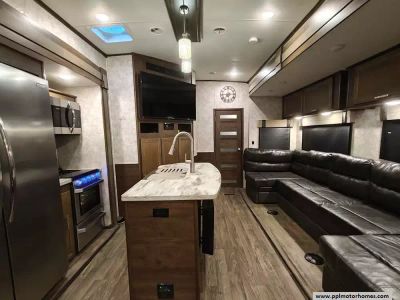 2019 Highland RV 427BHS — photo 7 view