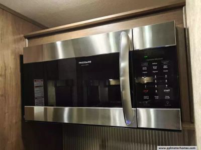 2019 Highland RV 427BHS — photo 22 view