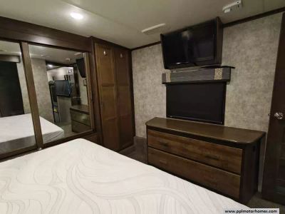 2019 Highland RV 427BHS — photo 46 view