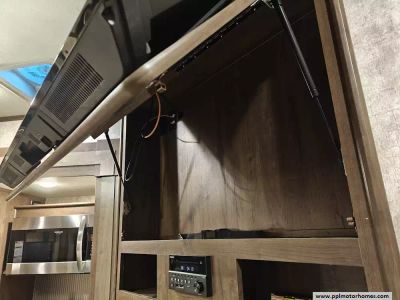 2019 Highland RV 427BHS — photo 14 view