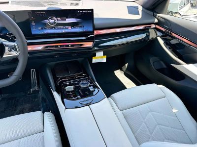 2027 BMW 5 Series — photo 18 view