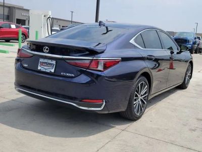 2025 Lexus ES — rear three-quarter view