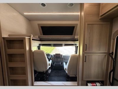 2027 Dynamax Europa S — photo 8 view