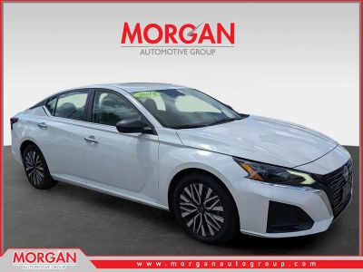 2024 Nissan Altima 2.5 SV in Pearl White Tricoat — front three-quarter view