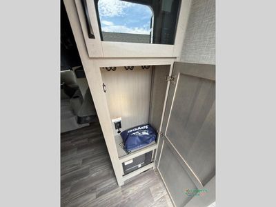 2025 Jayco North Point — photo 18 view