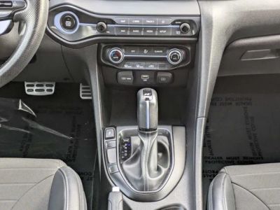 2021 Hyundai Veloster — photo 18 view