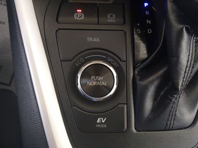 2025 Toyota RAV4 — photo 17 view