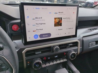 2025 Toyota Tacoma Hybrid — photo 13 view
