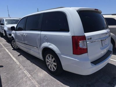 2015 Chrysler Town &amp; Country — detail view