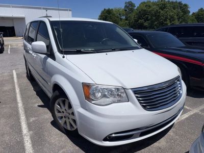 2015 Chrysler Town &amp; Country — side profile view