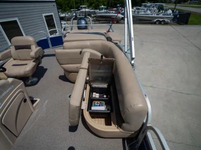 2017 Sun Tracker 22DLX Fishing Barge — photo 15 view