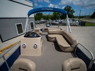 2017 Sun Tracker 22DLX Fishing Barge — photo 12 view