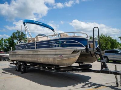 2017 Sun Tracker 22DLX Fishing Barge — engine compartment view