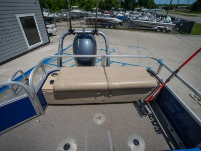 2017 Sun Tracker 22DLX Fishing Barge — photo 17 view