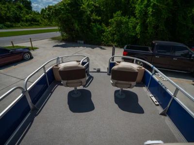 2017 Sun Tracker 22DLX Fishing Barge — photo 11 view