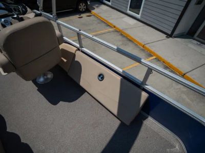 2017 Sun Tracker 22DLX Fishing Barge — photo 21 view